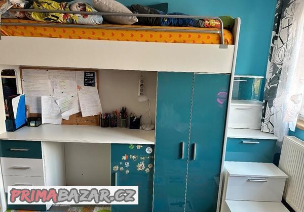 patrova-postel-s-psacim-stolem