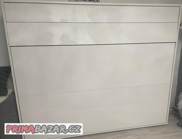 sklapeci-postel-ve-skrini