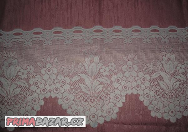 Zbytky záclonek -vitrážek ze zrušené galanterie III.