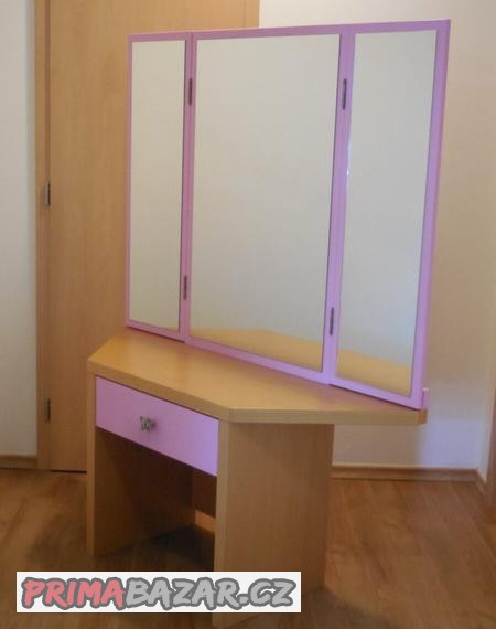 toaletni-stolek-s-trojdilnym-zrcadlem-a-zasuvkou