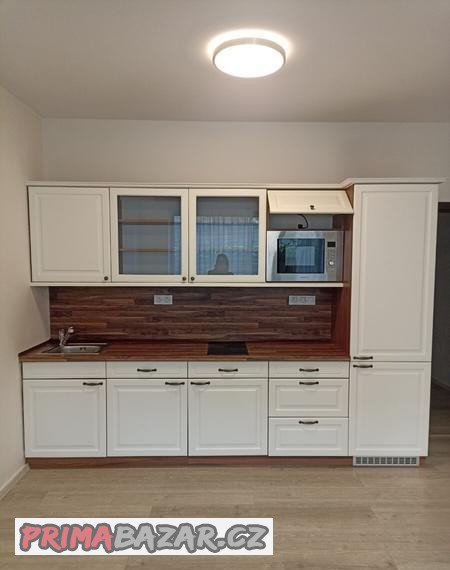 kuchyne-s-drezem-baterii-a-varnou-deskou-300-cm