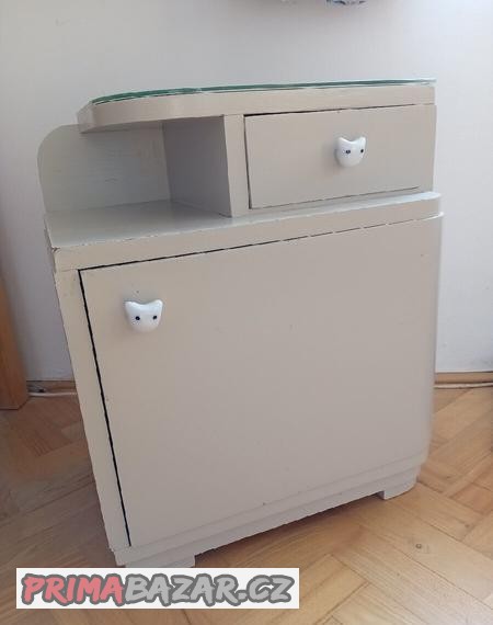 restaurovany-nocni-retro-stolek