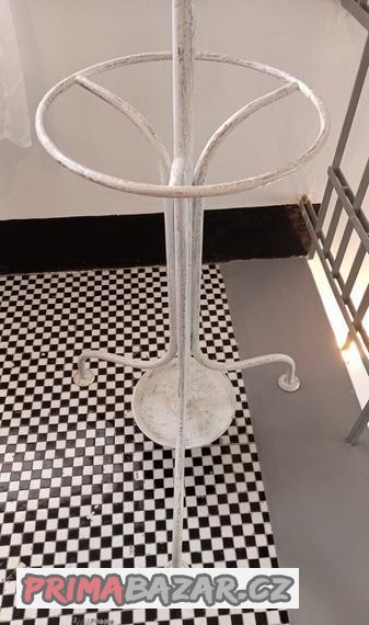 stary-kovovy-stojaci-vesak