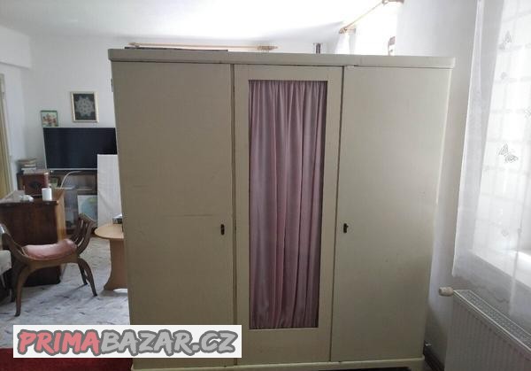 skrin-a-nocni-stolek