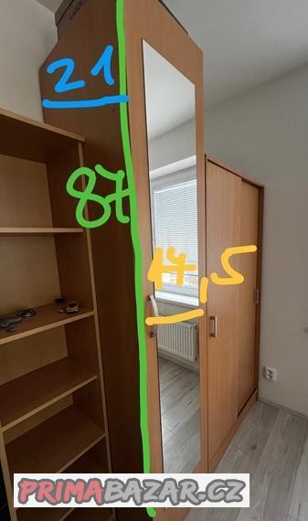 drevena-vysoka-skrin-se-zrcadlem