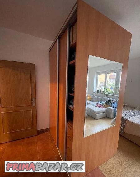 velka-satni-skrin-se-zrdcadlem-masiv