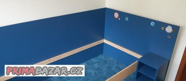 postel-s-nocnim-stolkem