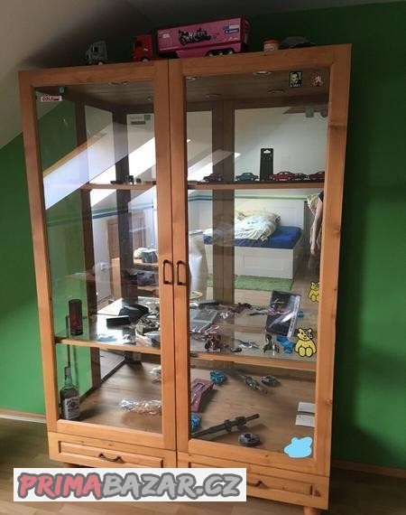 velka-prosklena-skrin-sklenik