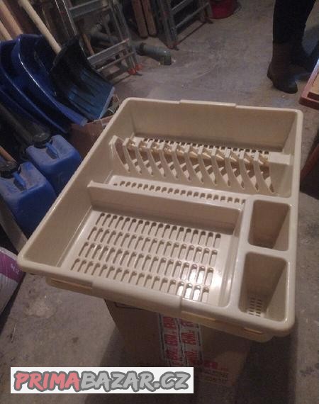 Málo používaný odkapavač bílá káva