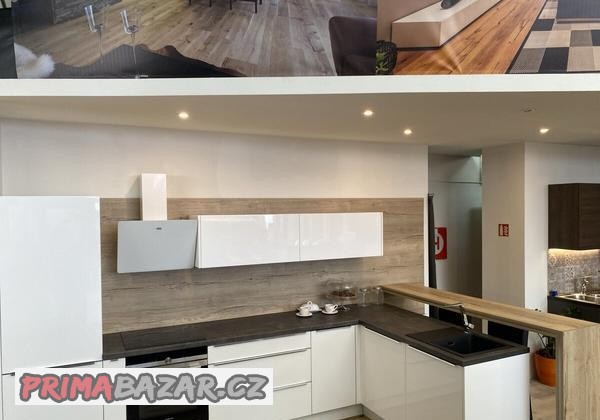 kuchynska-linka-bila-folie-z-expozice-v-prodejne