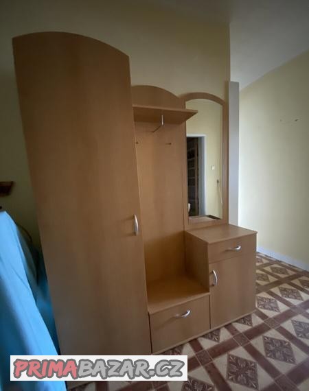 botnik-se-zrcadlem-a-skrini-jako-novy