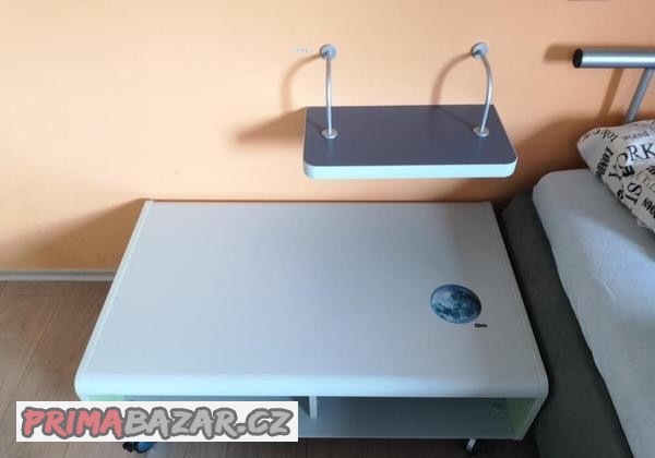 stul-na-koleckach-s-polickou