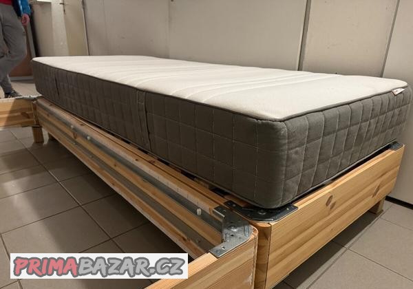 drevene-postele-s-vysokymi-matracemi