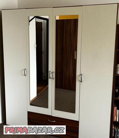 skrin-4dverova-se-zrcadlem