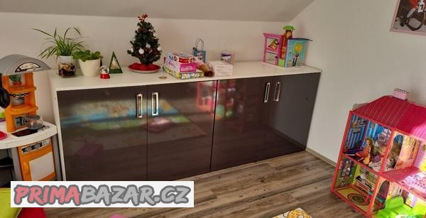 komoda-se-dvema-policemi