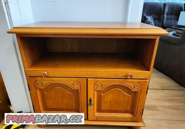 televizni-komoda-s-vysuvnou-deskou