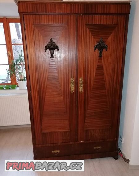 starozitna-loznice-jidelni-stul