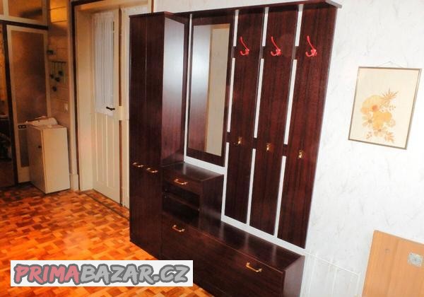 satni-predsinova-vetsi-stena-mahagon-se-zrcadlem-top-stav