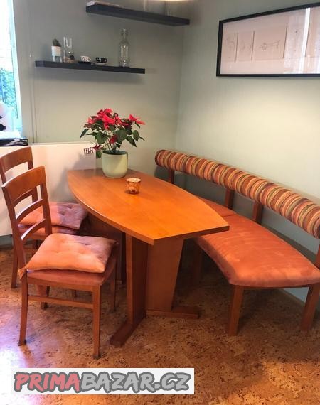 dreveny-jidelni-stul-s-lavici-a-zidlemi