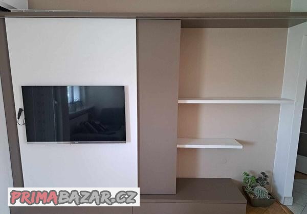 Obýváková stěna s výklopnou postelí