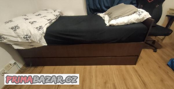 postel-s-uloznym-prostorem-a-vysokou-matraci