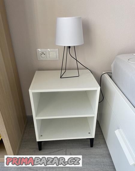 nocni-stolky-vcetne-lamp