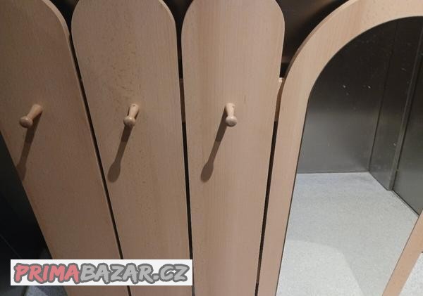 vesakova-stena-se-zrcadlem