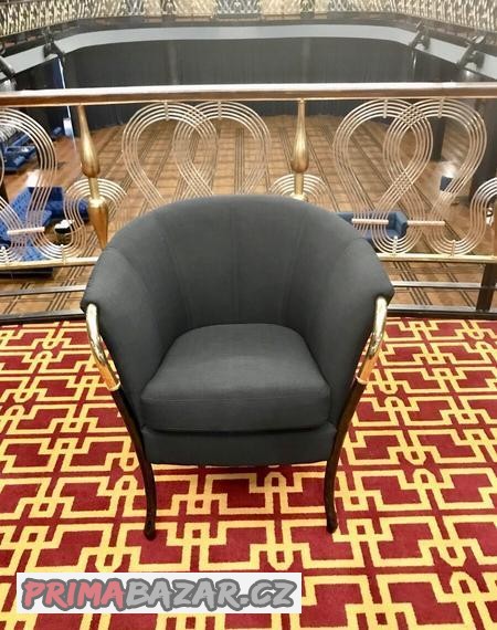 pozlacene-kreslo-z-cerneho-textilu