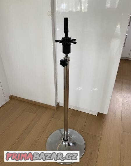 Stojan na česací hlavu