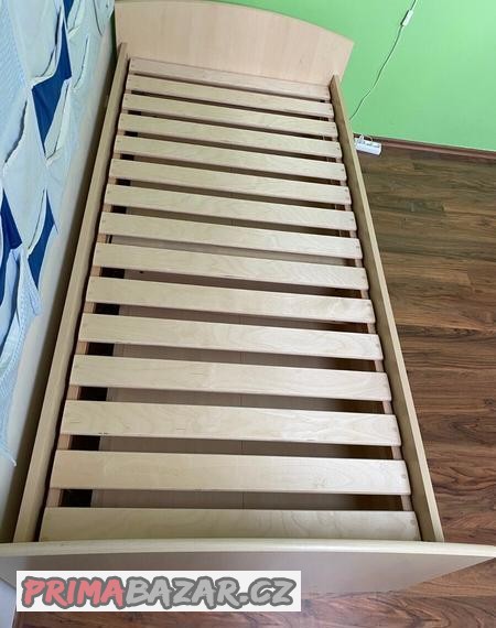 postel-s-uloznym-protorem-a-nocnim-stolkem