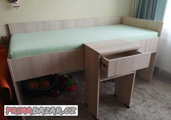postel-s-nocnim-stolkem-vyrobeno-na-zakazku-top-stav