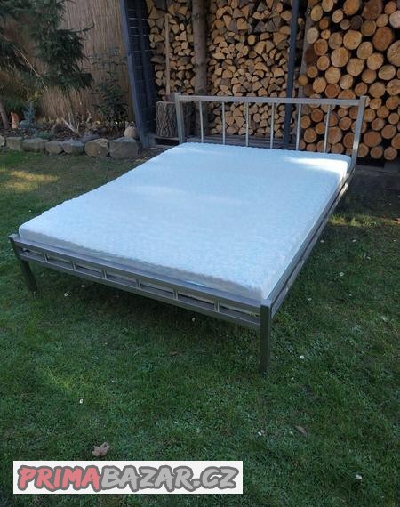 postel-nerezova-vcetne-rostu-a-matrace