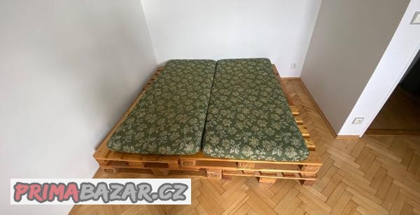 Postel z palet