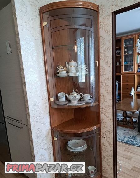 Prosklená rohová vitrína
