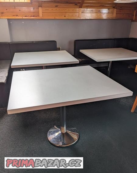 Stůl se středovou nohou