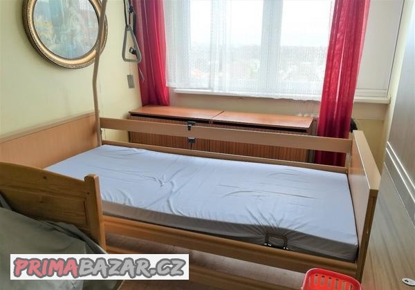 zdravotni-polohovaci-elektricka-postel-pro-seniory