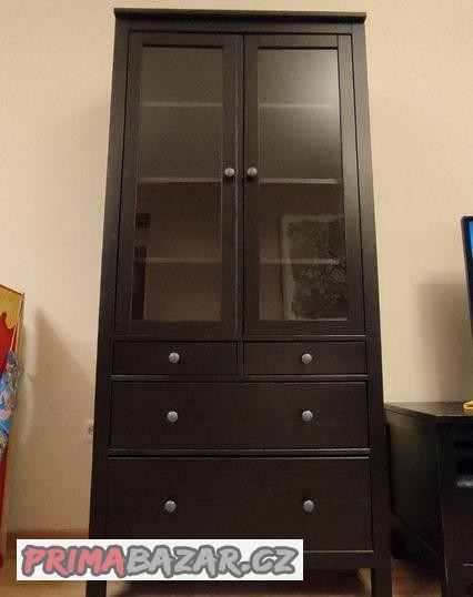 vitrina-hemnes-z-ikea