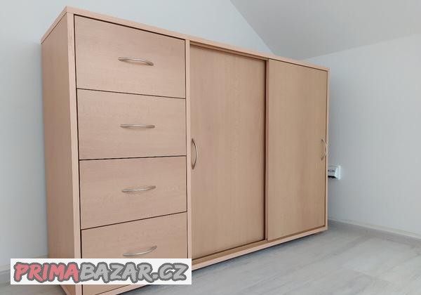 komoda-se-zasuvkami-a-prostornou-skrinkou-buk