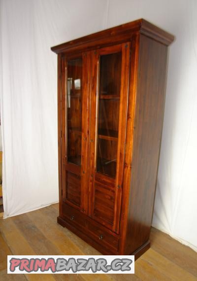Skříň dřevěná s prosklenou částí