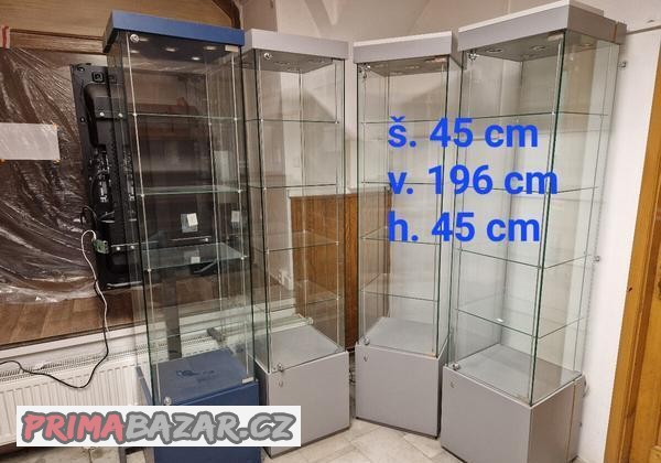 sklenena-vitrina-s-osvetlenim
