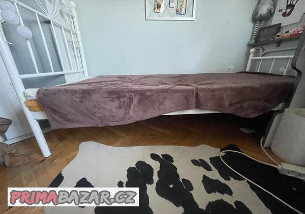 bila-kovova-postel