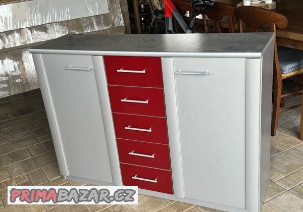 prodam-komodu-s-nocnimi-stolky