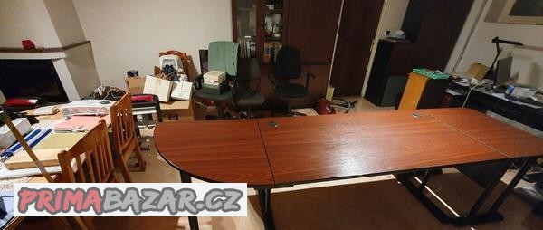 kancelarsky-nabytek-stoly-zidle-policky-stolni-lampa