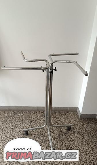 stojan-do-prodejny-na-obleceni