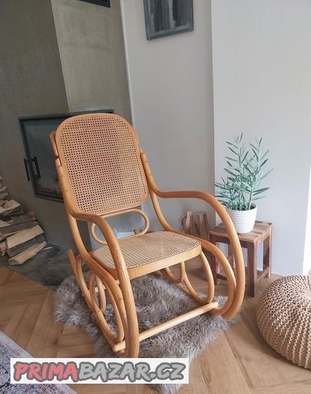 zrenovovane-houpaci-kreslo-ton