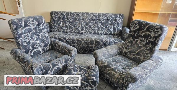 Sedací souprava se dvěma křesly a taburetem