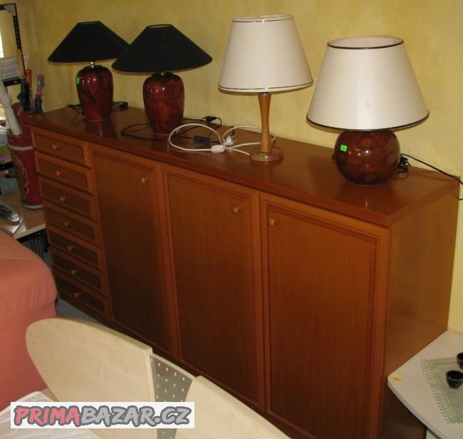 komoda-slozena-ze-ctyr-dilu