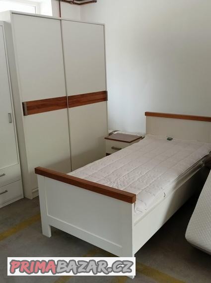 postel-z-masivu-satni-skrin