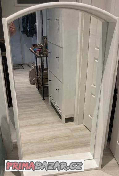 zrcadlo-v-bilem-drevenem-ramu