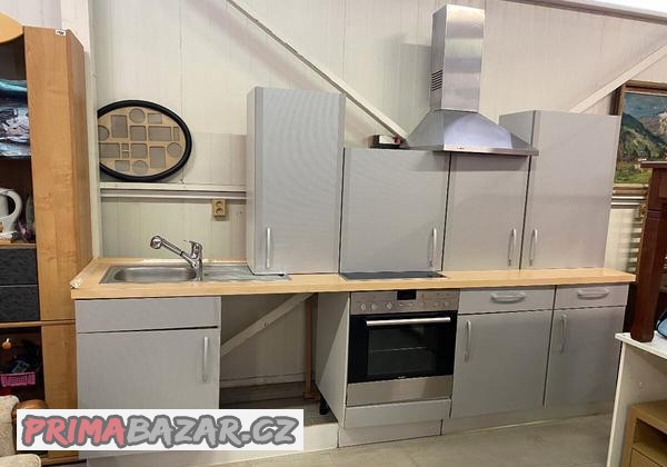 trimetrova-seda-kuchyne-s-siemens-spotrebici